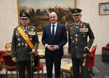 Δένδιας: Ο ΥΕΘΑ στην τελετή παράδοσης – παραλαβής καθηκόντων Α/ΓΕΕΘΑ – Τα «θερμά» λόγια για τον Στρατηγό Φλώρο [pics,vid]