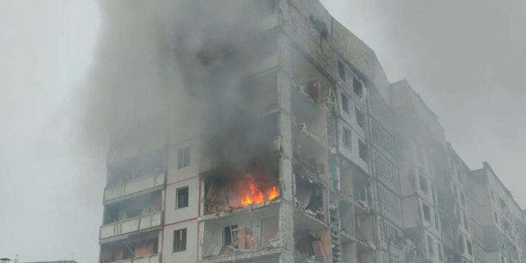 Ουκρανία: Τέσσερις νεκροί, περισσότεροι από 60 τραυματίες κατά τις αεροπορικές επιδρομές που εξαπέλυσε η Ρωσία [vids]