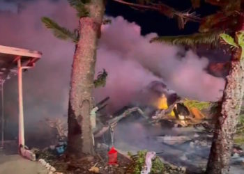 Beechcraft Bonanza V35: Πολλά θύματα μετά τη συντριβή αεροσκάφους σε κοινότητα με τροχόσπιτα [vids]