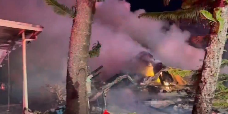 Beechcraft Bonanza V35: Πολλά θύματα μετά τη συντριβή αεροσκάφους σε κοινότητα με τροχόσπιτα [vids]