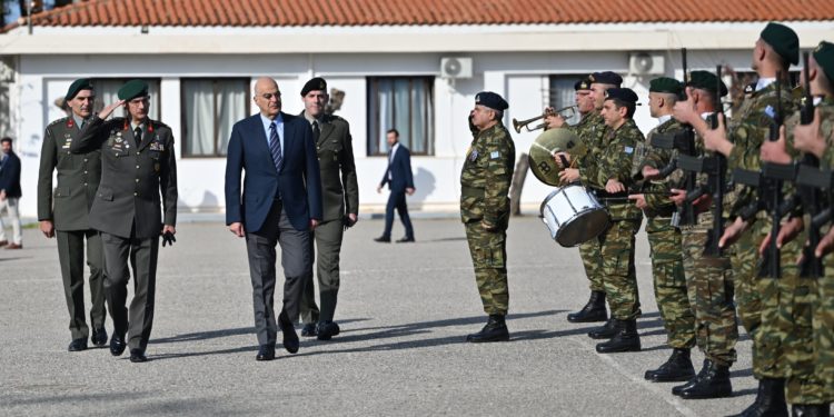 Δένδιας: Επισκέφτηκε την 1η Μοίρα Αλεξιπτωτιστών και τίμησε τους ήρωες πεσόντες του Noratlas [pics]