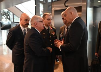 ΥΕΘΑ: Η σύντομη συνάντηση με τον Τούρκο ΥΠΑΜ Γκιουλέρ στις Βρυξέλλες