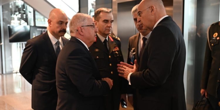 ΥΕΘΑ: Η σύντομη συνάντηση με τον Τούρκο ΥΠΑΜ Γκιουλέρ στις Βρυξέλλες