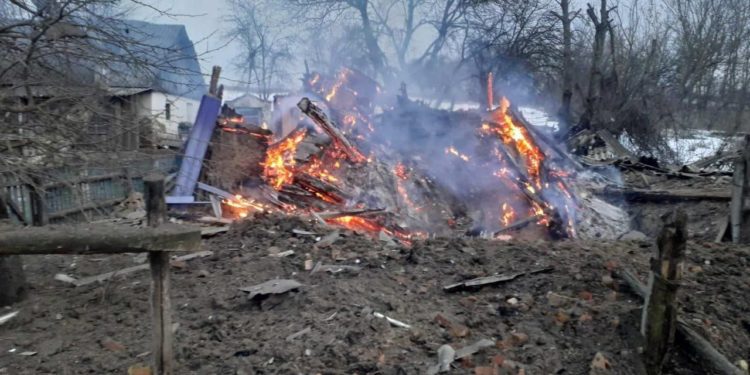 Ουκρανία: Πέντε άμαχοι νεκροί από ρωσικό πλήγμα σε σπίτι κοντά στα σύνορα με τη Ρωσία
