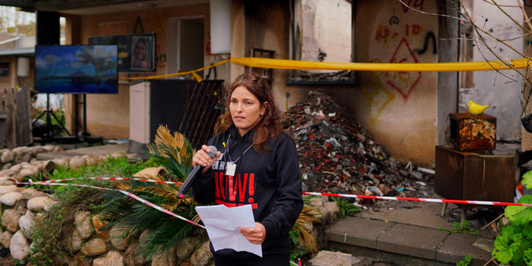 Αμίτ Σουσάνα: Η πρώην όμηρος λύνει την σιωπή της για την σεξουαλική βία που υπέστη στα χέρια της Χαμάς – «Παγκόσμια δράση» ζητά το Ισραήλ [vids]