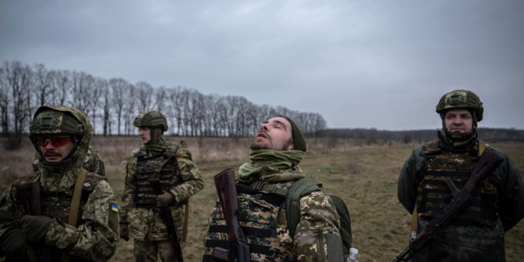 στρατιώτες