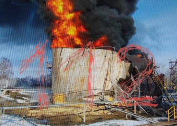 Ουκρανία: Υποστηρίζει πως έπληξε πετρελαϊκή εγκατάσταση στο ρωσικό έδαφος [pics, vid]