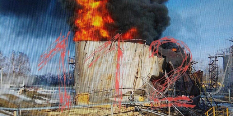 Ουκρανία: Υποστηρίζει πως έπληξε πετρελαϊκή εγκατάσταση στο ρωσικό έδαφος [pics, vid]