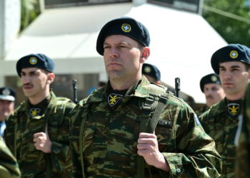 Στέφανος Κασσελάκης: Στη Θήβα παρέλασε ο πρόεδρος του ΣΥΡΙΖΑ για την 25η Μαρτίου [pics, vid]