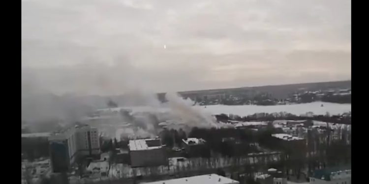 Ρωσία: Μεγάλη πυρκαγιά ξέσπασε σε κέντρο εκπαίδευσης τεθωρακισμένων στο Καζάν [vids]