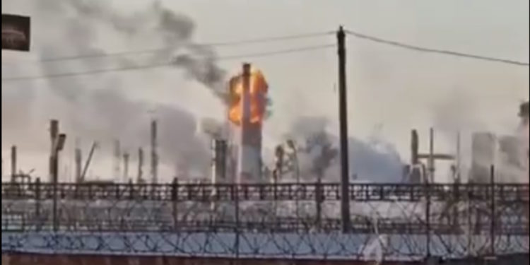 SBU: Ταυτόχρονες επιθέσεις με drones εναντίον ρωσικών διυλιστηρίων [vids]