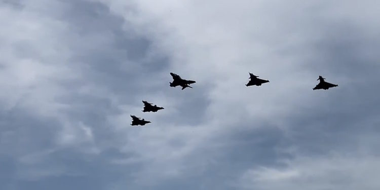 «ΗΝΙΟΧΟΣ 2024»: Σχηματισμός Rafale, F-16, F-4 , F-18, Eurofighter Typhoon και Mirage 2000-5 θα «σκίσει» τους ελληνικούς αιθέρες [vids]