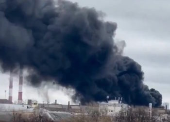 Αικατερινούπολη: Μεγάλη πυρκαγιά σε ρωσικό εργοστάσιο που φέρεται να εμπλέκεται με την αμυντική βιομηχανία