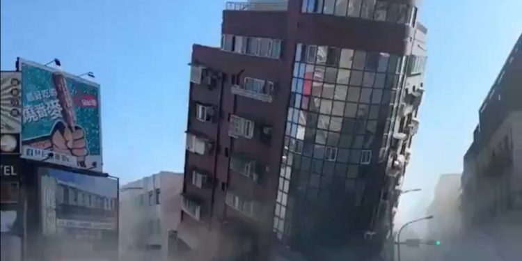 Ταϊβάν: Σεισμός μεγαλύτερος των 7R ταρακούνησε το νησί – Εγκλωβισμένοι σε κτίρια που κατέρρευσαν – Συγκλονιστικές εικόνες [vids]