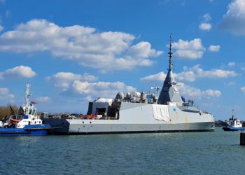FDI: «Έλυσε τους κάβους» η γαλλική φρεγάτα «Amiral Ronarc’h» και ετοιμάζεται για τις θαλάσσιες δοκιμές [pics]