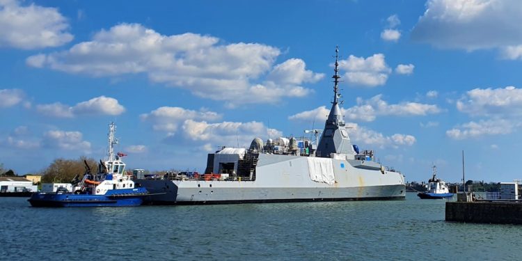 FDI: «Έλυσε τους κάβους» η γαλλική φρεγάτα «Amiral Ronarc’h» και ετοιμάζεται για τις θαλάσσιες δοκιμές [pics]