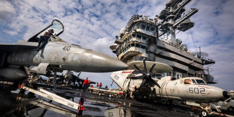 USS Eisenhower: «Χτυπήσαμε άμεσα και με ακρίβεια το αμερικανικό αεροπλανοφόρο» ισχυρίζονται οι Χούθι [vid]