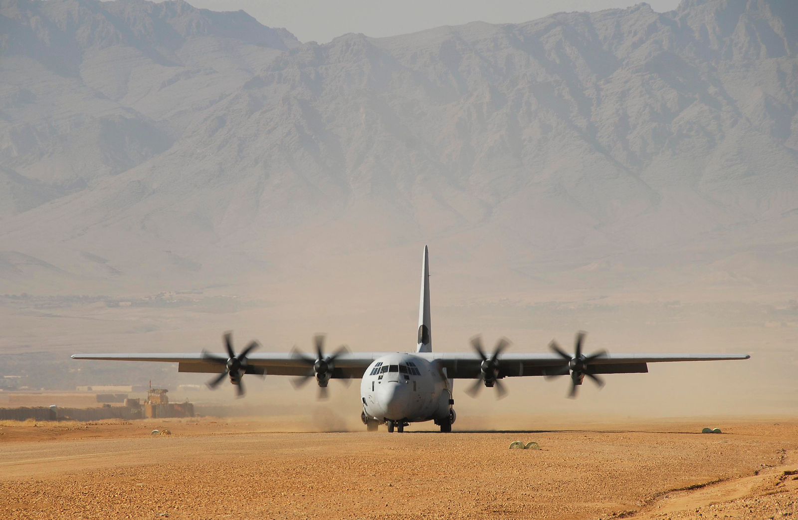 C-130J vs C-390 Millenium: Μάχη «γιγάντων» για το επόμενο μεταφορικό της Πολεμικής Αεροπορίας