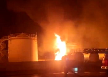 Λουγκάνσκ: Παρανάλωμα του πυρός δεξαμενή πετρελαίου μετά από ουκρανικό χτύπημα