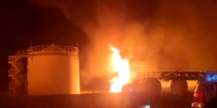 Λουγκάνσκ: Παρανάλωμα του πυρός δεξαμενή πετρελαίου μετά από ουκρανικό χτύπημα