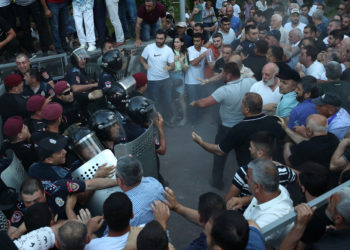 Αρμενία: Δεκάδες τραυματίες σε επεισοδιακή αντικυβερνητική διαδήλωση μετά τη δήλωση Πασινιάν για έξοδο της χώρας από τον CSTO