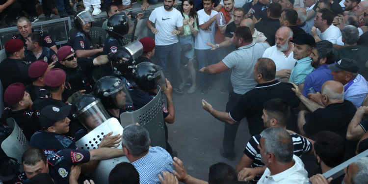 Αρμενία: Δεκάδες τραυματίες σε επεισοδιακή αντικυβερνητική διαδήλωση μετά τη δήλωση Πασινιάν για έξοδο της χώρας από τον CSTO