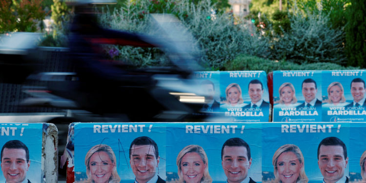 Μακρόν: «Μοναδική φιλοδοξία μου να είμαι χρήσιμος για τη χώρα» – Ο Μπαρντελά υποψήφιος πρωθυπουργός από το κόμμα της Λεπέν