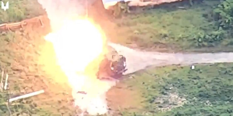 R-416GM: Η Ουκρανία έπληξε για πρώτη φορά με drone καμικάζι υπερσύγχρονο κινητό σταθμό ψηφιακής αναμετάδοσης ραδιοσημάτων της Ρωσίας [vid]