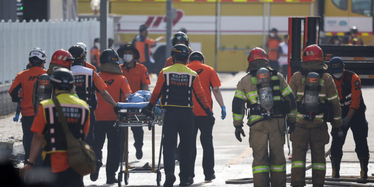 Νότια Κορέα: Φονική πυρκαγιά σε εργοστάσιο κατασκευής μπαταριών λιθίου [pics, vid]