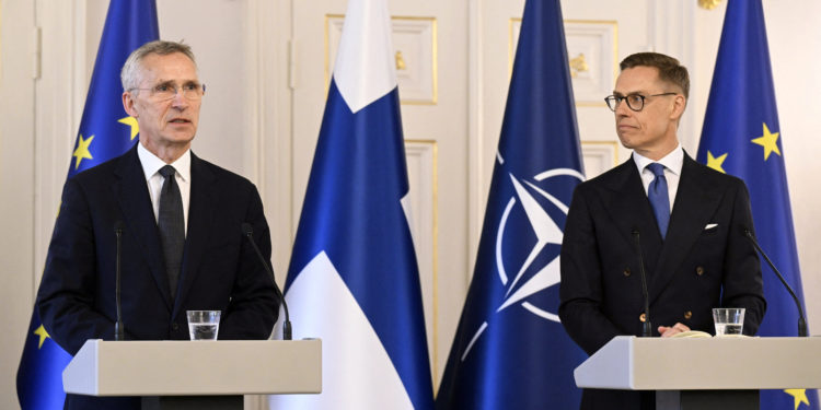 Στόλτενμπεργκ για Ουκρανία: Δεν πρέπει να επαναληφθούν τα κενά στην στρατιωτική βοήθεια προς το Κίεβο