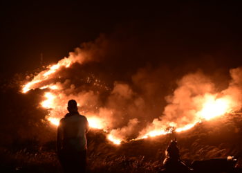 Ολονύχτια μάχη με τις φλόγες από τις πυροσβεστικές δυνάμεις στην πυρκαγιά στην Εύβοια