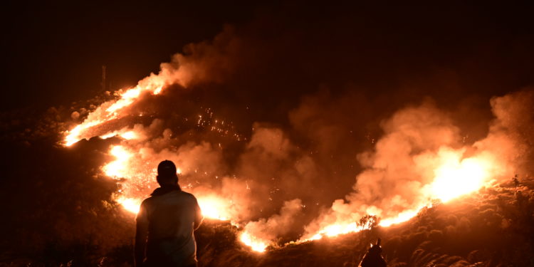 Ολονύχτια μάχη με τις φλόγες από τις πυροσβεστικές δυνάμεις στην πυρκαγιά στην Εύβοια