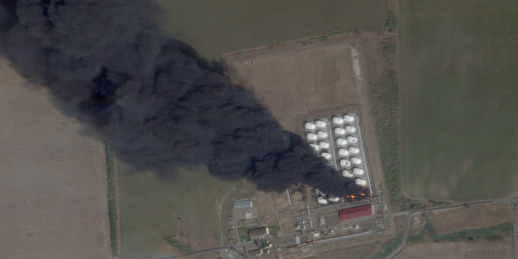 Ρωσία: Στις φλόγες δεξαμενές πετρελαίου στο Ροστόφ – Νέα νυκτερινά ουκρανικά πλήγματα στο Μπέλγκοροντ