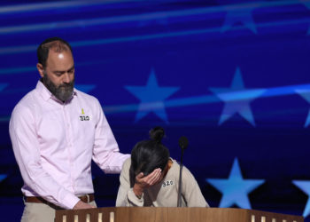 Συνέδριο Δημοκρατικού Κόμματος: Η συγκινητική μαρτυρία των γονιών ενός αμερικανού ομήρου της Χαμάς υπό την ιαχή «φέρτε τους πίσω στο σπίτι» [vid]