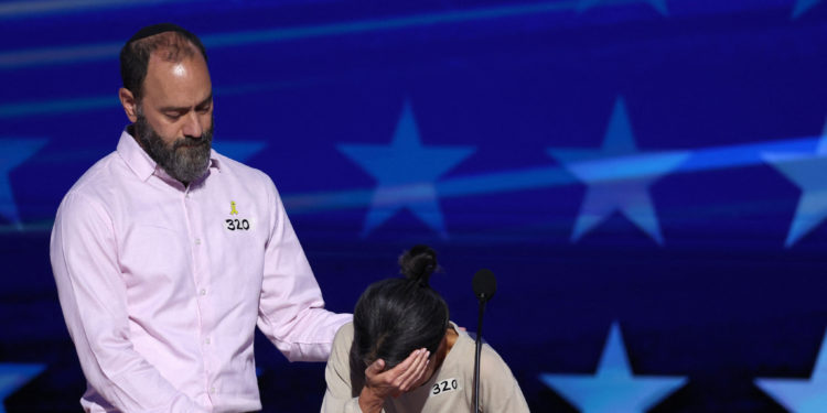 Συνέδριο Δημοκρατικού Κόμματος: Η συγκινητική μαρτυρία των γονιών ενός αμερικανού ομήρου της Χαμάς υπό την ιαχή «φέρτε τους πίσω στο σπίτι» [vid]