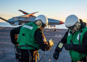 US Navy: Εγκατέστησε το πρώτο κέντρο ελέγχου μη επανδρωμένων αεροσκαφών πάνω σε αεροπλανοφόρο