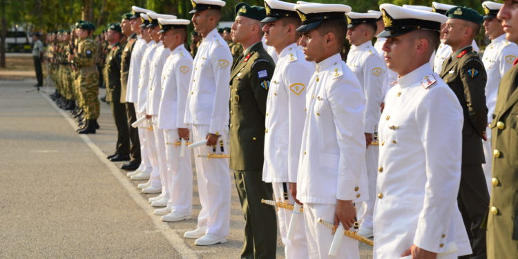 ΣΧΑΛ: Απονομή πτυχίων και διακριτικών πτερύγων αλεξιπτωτιστή στατικού ιμάντα σε Ευέλπιδες και σπουδαστές της ΣΣΑΣ και της ΣΜΥ [pics]