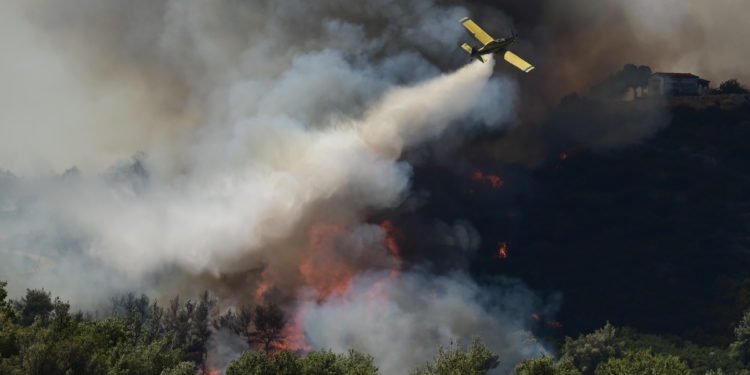 Ένοπλες Δυνάμεις: Η συνδρομή τους στην αντιμετώπιση της μεγάλης πυρκαγιάς στην Αττική