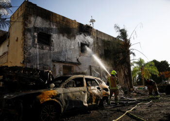 Χεζμπολάχ: Εκτόξευσε δεκάδες ρουκέτες κατά του Ισραήλ – Πυρκαγιές σε οικισμούς από τα θραύσματα [vids]