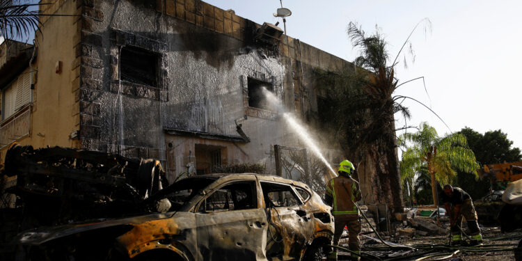 Χεζμπολάχ: Εκτόξευσε δεκάδες ρουκέτες κατά του Ισραήλ – Πυρκαγιές σε οικισμούς από τα θραύσματα [vids]