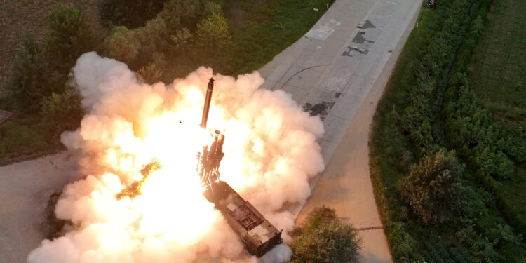 Η Βόρεια Κορέα εκτόξευσε ομοβροντία βαλλιστικών πυραύλων