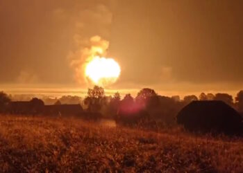 Ρωσία: Εικόνες αποκάλυψης από πυρκαγιά σε αποθήκη πυρομαχικών που έπληξαν ουκρανικά drones  [vids]