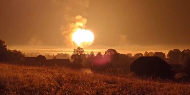 Ρωσία: Εικόνες αποκάλυψης από πυρκαγιά σε αποθήκη πυρομαχικών που έπληξαν ουκρανικά drones  [vids]