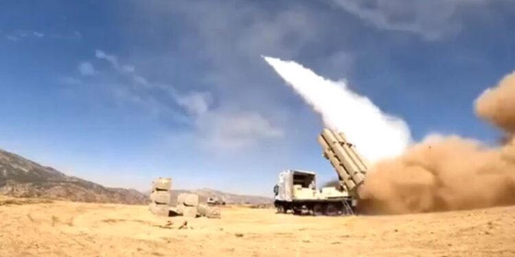 Fath-360: Ποιοι είναι οι πύραυλοι που έστειλε το Ιράν στη Ρωσία και απειλούν την Ευρώπη