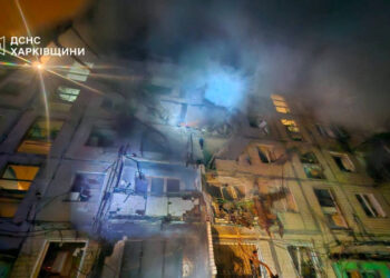 Ουκρανία: Ρωσικός βομβαρδισμός πολυκατοικίας στο Χάρκοβο – Έρευνες στα συντρίμμια [vid]