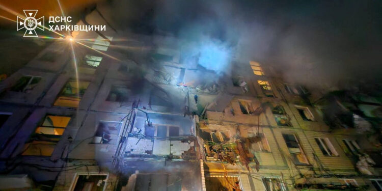Ουκρανία: Ρωσικός βομβαρδισμός πολυκατοικίας στο Χάρκοβο – Έρευνες στα συντρίμμια [vid]