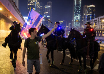 Τελ Αβίβ: Χιλιάδες διαδηλωτές στους δρόμους για την καρατόμηση Γκάλαντ από τον Νετανιάχου