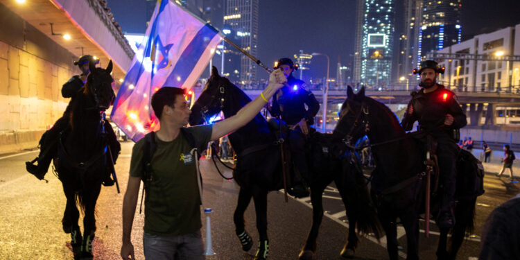 Τελ Αβίβ: Χιλιάδες διαδηλωτές στους δρόμους για την καρατόμηση Γκάλαντ από τον Νετανιάχου