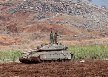 Εύθραυστη η εκεχειρία στο Λίβανο: «Η Χεζμπολάχ παραβίασε την κατάπαυση πυρός» – Βολές ισραηλινών τανκς κοντά στην Μπλε Γραμμή