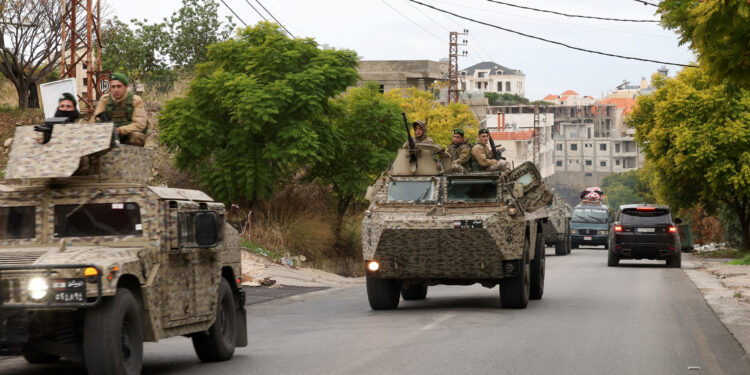 Εύθραυστη η εκεχειρία στο Λίβανο: «Η Χεζμπολάχ παραβίασε την κατάπαυση πυρός» – Βολές ισραηλινών τανκς κοντά στην Μπλε Γραμμή